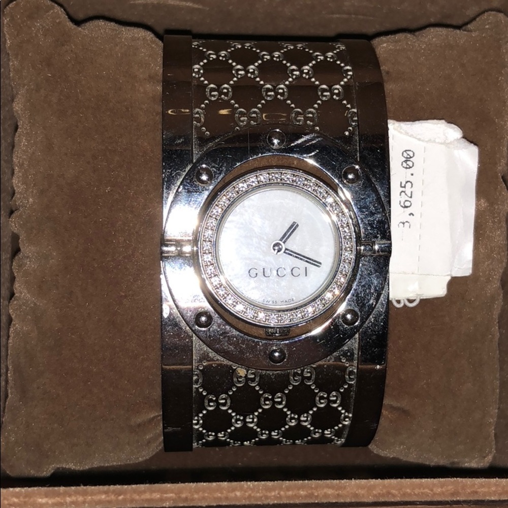 Gucci twirl bangle watch with diamonds